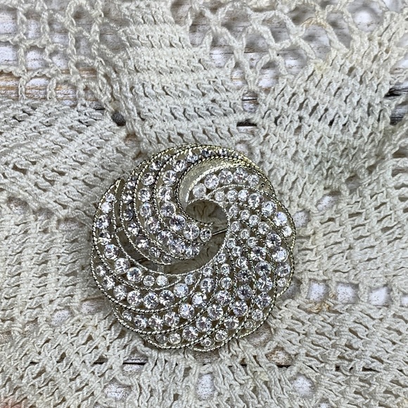 Vintage Napier Statement Brooch Silver Tone Swirl Clear Rhinestones Round Circle - Picture 2 of 9